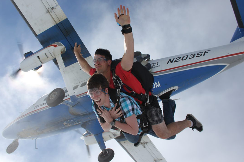 tandem leaving the plane